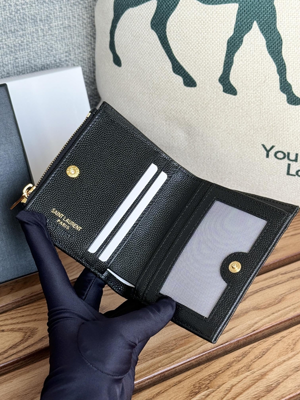 イヴサンローラン財布角部分ディテール